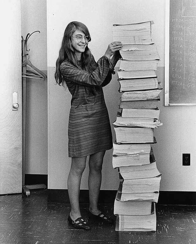 Margaret Hamilton avec le code source que son équipe a développé pour les missions Apollo